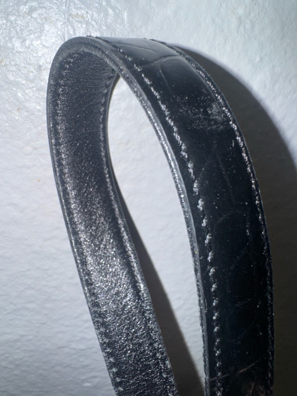 Metrocity Black Croc-Embossed Leather Crossbody with Gold Studs EUC no call outs - Picture 7 of 8